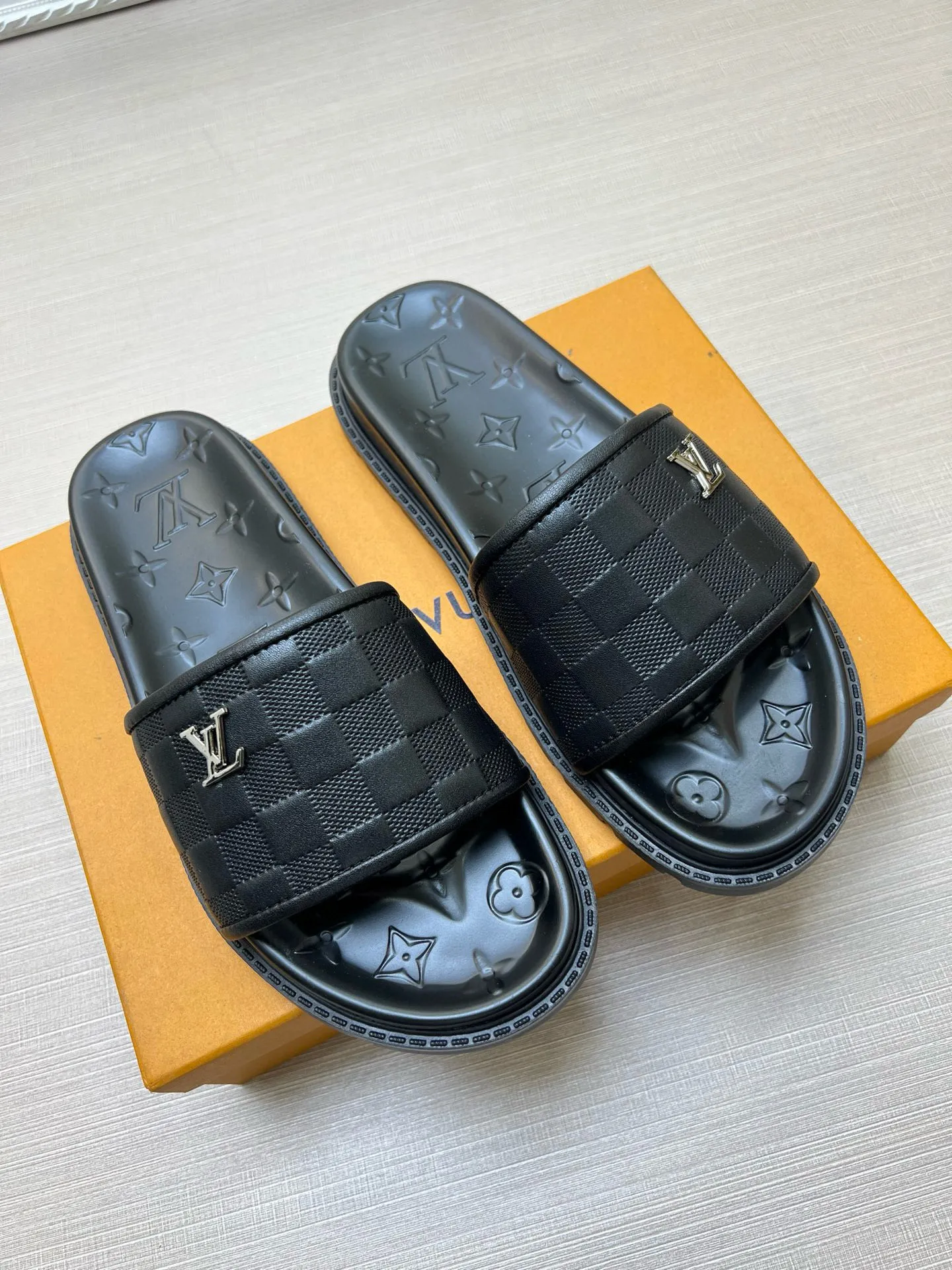 P270🏆Louis Vuitton 🏆[Louis Vuitton] Spring/Summer 2025 [Men's Flip Flops] 🎯🎯As an active family in the fashion industry ⭐ Lv is characterized by bold innovation ⚡Create this casual business style for Chinese fashionable men ✨The fabric is made of imported high-grade cowhide 🔥 Clean and neat ⚡Fashionable and elegant🌹Breathable, sweat-absorbent and deodorant👈So luxurious, high-end and domineering. 👍Must be sold if you repost the picture. Number of yards: 38--46. Color: 🎉 For large quantities. Welcome to repost.